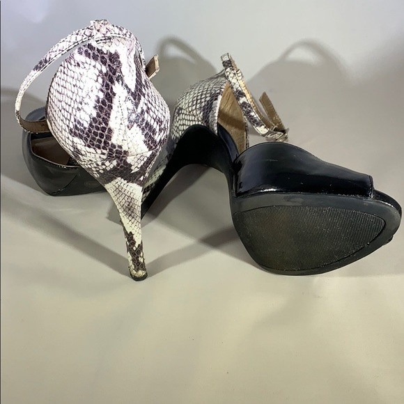 BCBG 4” Heels. Size 9. Perfect condition. - Picture 1 of 3